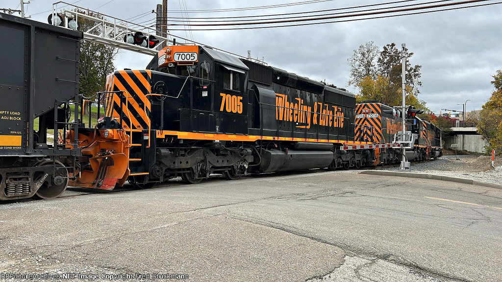 WE 7005 leads the shove into Rock Cut siding.